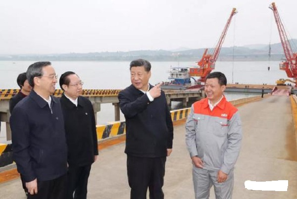 風(fēng)從虎，雨從龍，大大來了雨迎接！興發(fā)牛，大壩壯，主席來了宜昌亮！